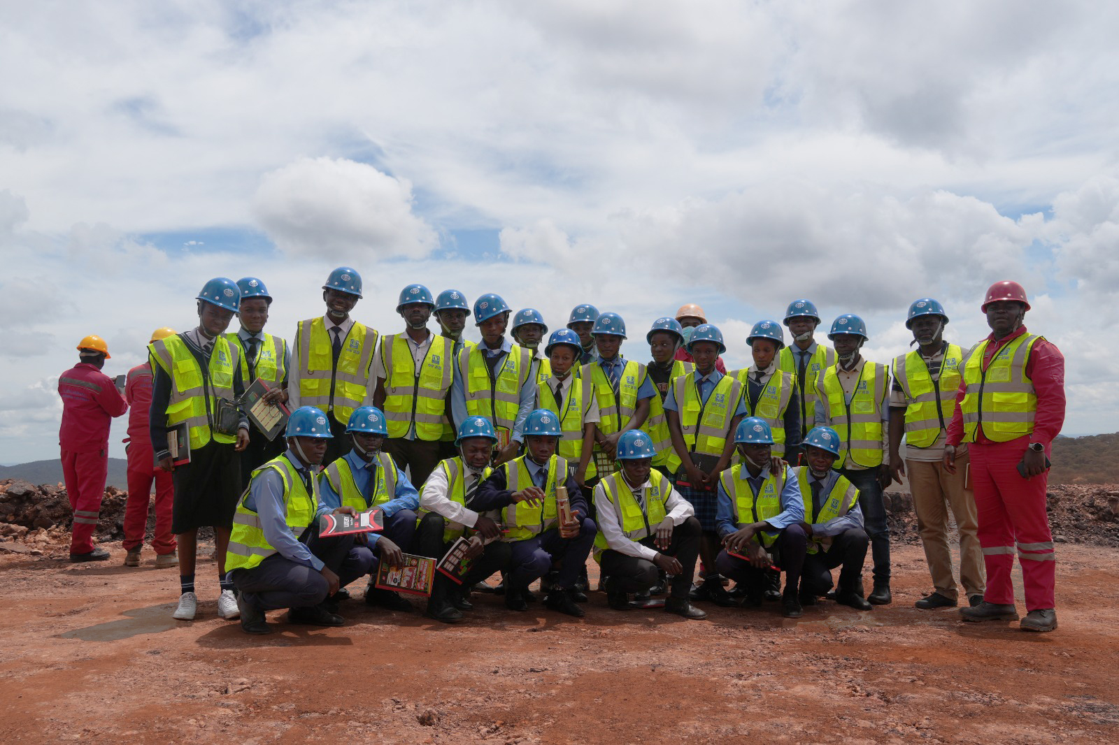 從課堂到礦山：卡因度中學(xué)研學(xué)團(tuán)走進(jìn)中礦卡通巴礦業(yè)